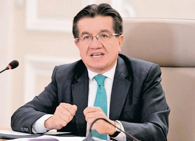 El ministro de Salud, Fernando Ruiz, dio a conocer que la Universidad de Antioquia recogió más de 1.200 artículos publicados en la literatura científica y completó un grupo de 18 artículos directamente relacionados con este tema, para llegar a las conclusiones. FOTO COLPRENSA