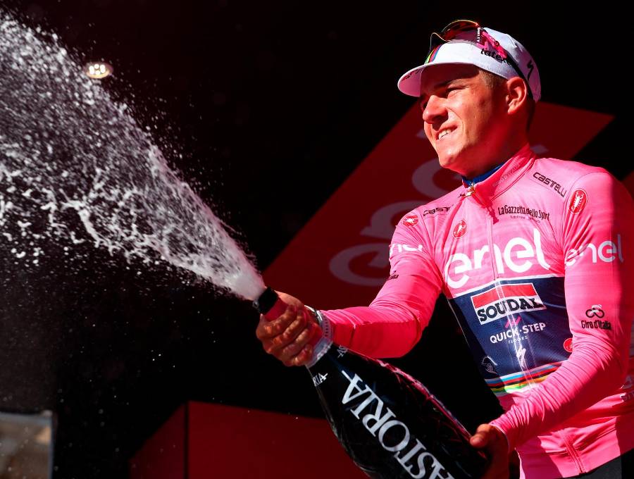 Primera vez que Remco Evenepoel se viste de rosa. FOTO AFP