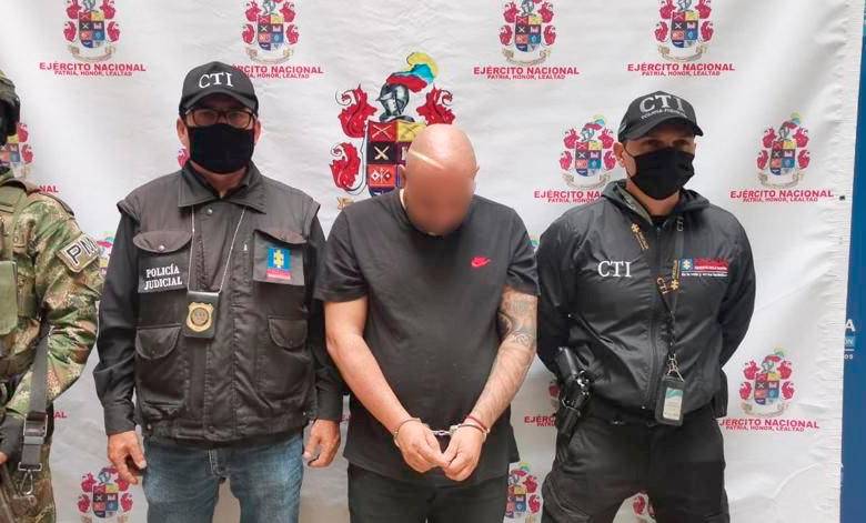 El hombre fue capturado por el Ejército en el barrio Belén de Medellín. FOTO: CORTESÍA CUARTA BRIGADA estafador de Tinder paisa