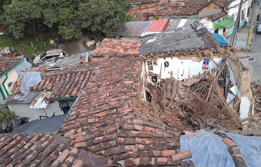 El desplome de la casa destruyó la parte delantera de la vivienda afectando la sala, el comedor y tres habitaciones. FOTO: Cortesía de Alcaldía. 