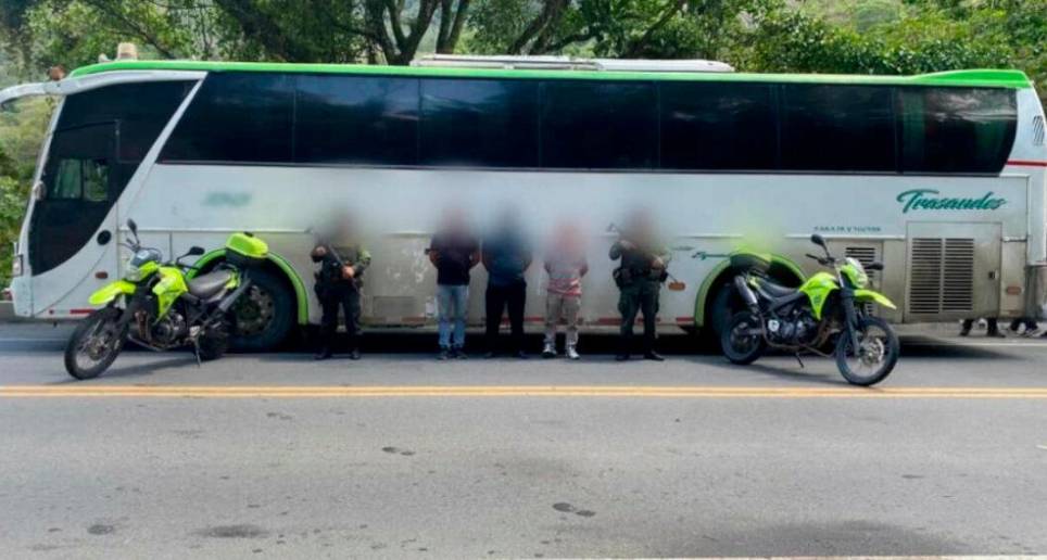 Los tres capturados transportaban en un bus de turismo a los migrantes. FOTO: CORTESÍA