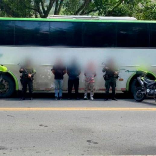 Los tres capturados transportaban en un bus de turismo a los migrantes. FOTO: CORTESÍA