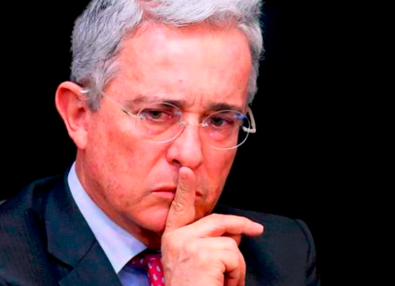 El expresidente Álvaro Uribe enfrenta un proceso por soborno a testigos y fraude procesal. FOTO: Colprensa 