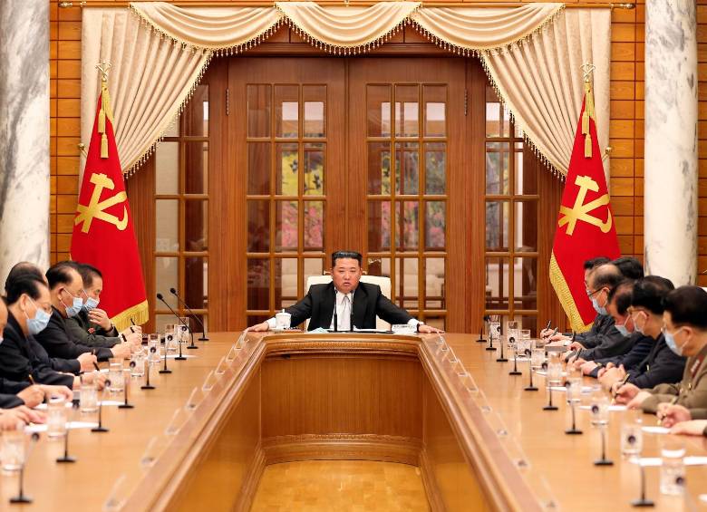 Corea del Norte reportó 187.000 personas “aisladas y tratadas” por fiebre, por lo que Kim Jong Un ordenó el confinamiento total. FOTO: EFE