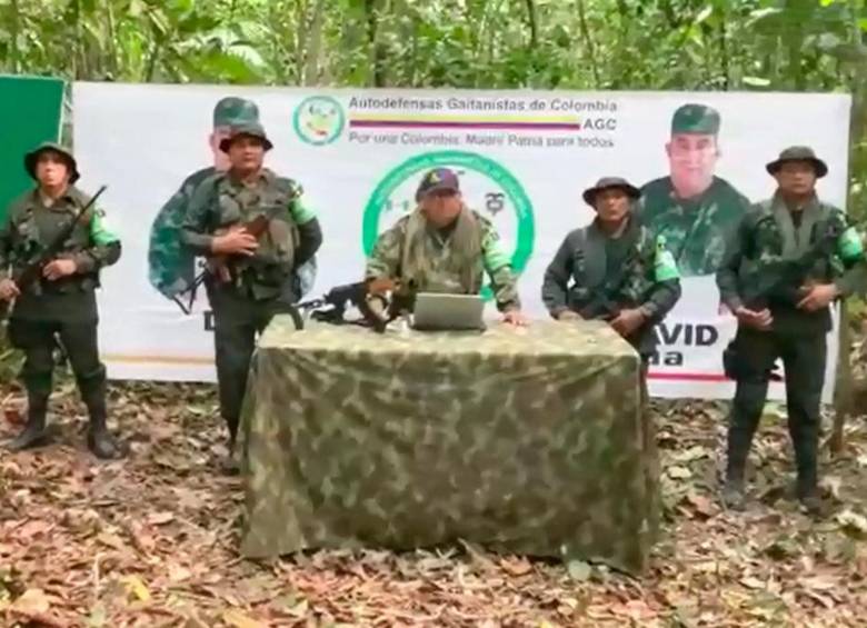 Los miembros de la cúpula del Clan del Golfo, que aparecen en un video grabado por ellos mismos el pasado 20 de marzo. Según la UNP, Elkin Casarrubia es el que sale en el borde derecho de la mesa. FOTO cortesía