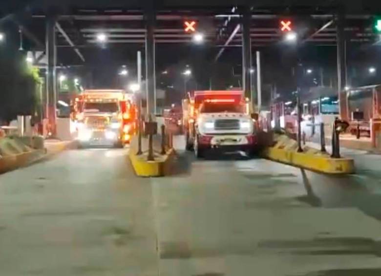 Hacia las 8:20 minutos de la noche los camiones y vehículos pasaron por el peaje para seguir camino al túnel y al Occidente y Urabá. IMAGEN TOMADA DEL VIDEO