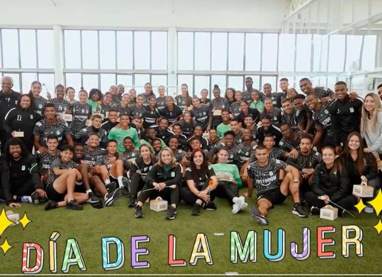 Los jugadores de Atlético Nacional le dieron una sorpresa a las jugadoras del equipo femenino en el entrenamiento en la sede de Guarne. FOTO: CAPTURA DE VIDEO 