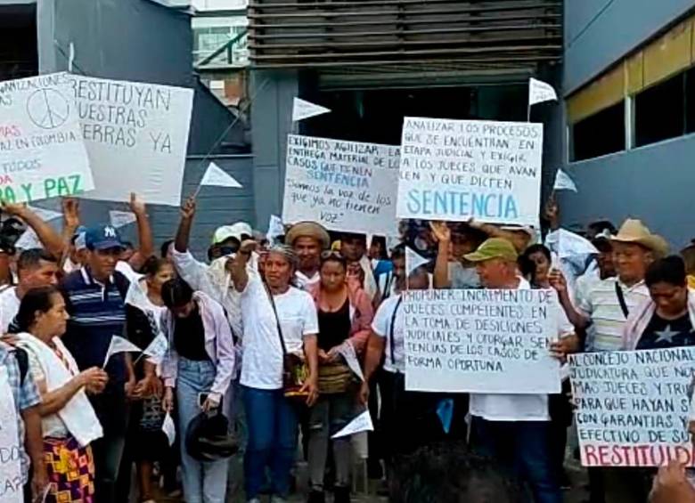 En las calles de Apartadó se llevó a cabo la protesta de los reclamantes de tierras. FOTO CORTESÍA