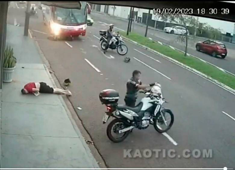 Los hechos quedaron registrado en una cámara de seguridad del sector en el que ocurrió el accidente. FOTO: CAPTURA DE PANTALLA 