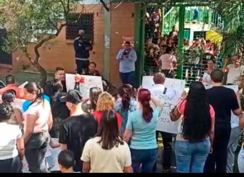 Los padres protestaron tanto en la sede principal del Colegio San Pablo así como en la Marco Fidel Suárez. FOTO: CORTESÍA
