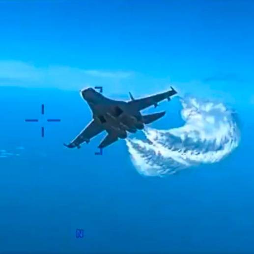 La aeronave rusa golpeó el dron y luego derribó combustible sobre él. FOTO CAPTURA DE PANTALLA 