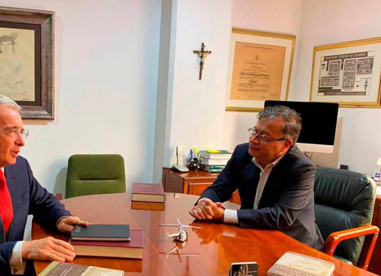 Uribe y Petro se han reunido dos veces y se comprometieron a tener un canal abierto y directo para dialogar. FOTO: CORTESÍA. 