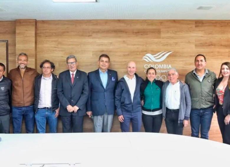 En la reunión para la oficialización del nuevo entrenador nacional del equipo colombiano de BMX estuvo presente Mariana Pajón. FOTO COC