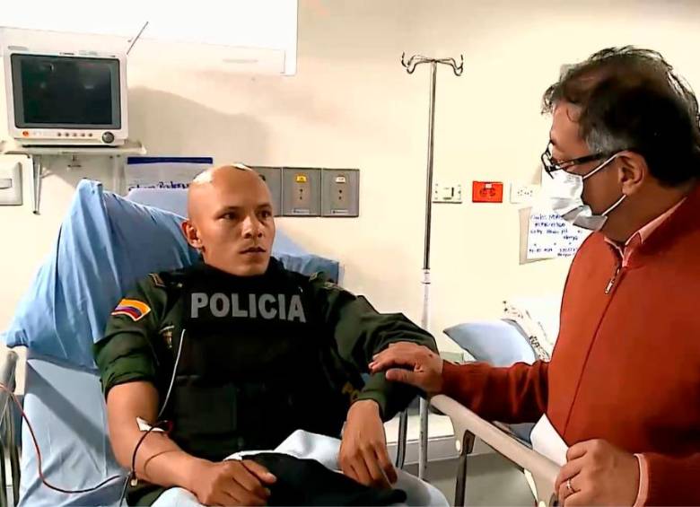 El presidente Petro visitó a los uniformados que resultaron heridos. FOTO: CORTESÍA