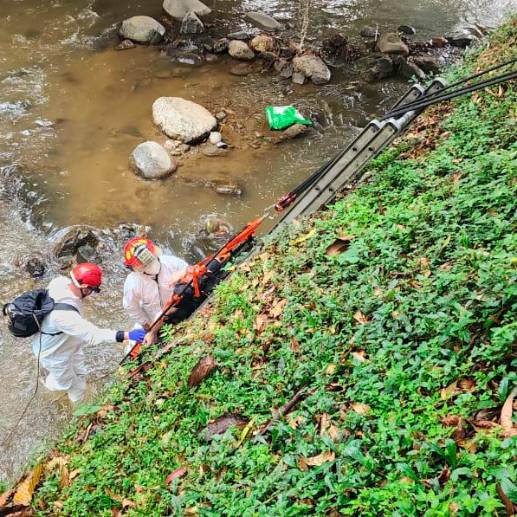 El caso más reciente se registró en la quebrada La Ayurá, de Envigado. La recuperación del cadáver se hizo por parte de Bomberos Envigado. FOTO: CORTESÍA