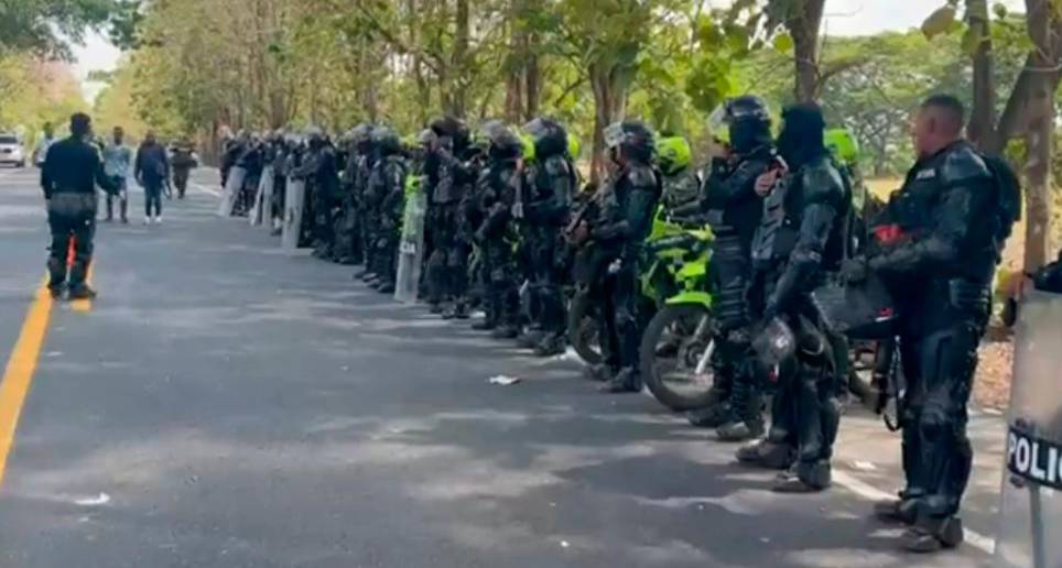 Miembros del Esmad preparándose para retomar el control de las vías bloqueadas. FOTO: Cortesía. 