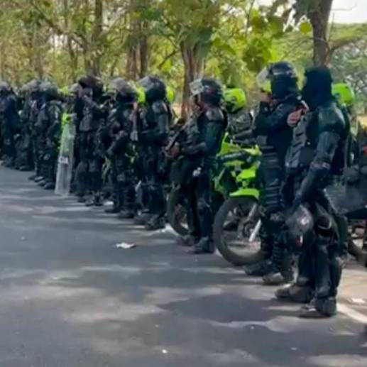 Miembros del Esmad preparándose para retomar el control de las vías bloqueadas. FOTO: Cortesía. 