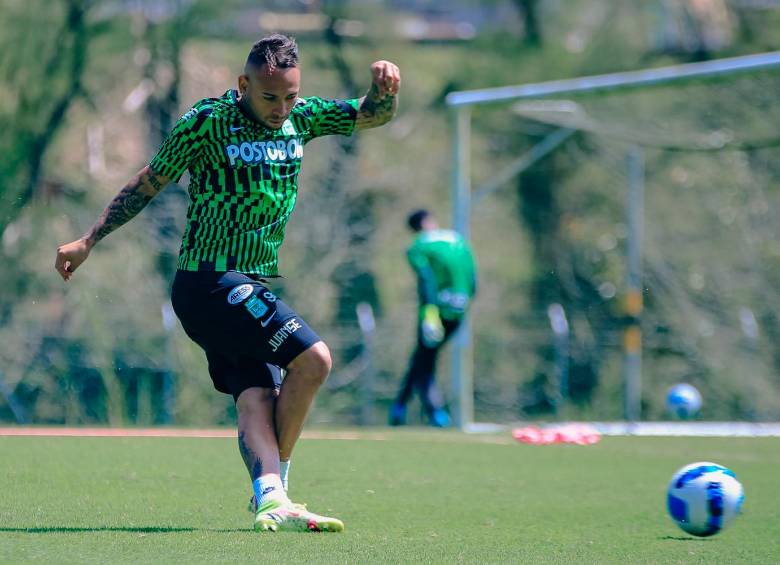 Jarlan Barrera hace parte del grupo que viajó el martes hacia suelo guaraní, donde se presume será titular. 
