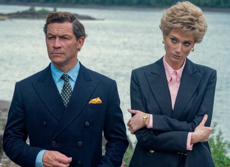 Dominic West como el príncipe Carlos y Elizabeth Debicki como la princesa Diana, en la quinta temporada de Th Crown. FOTO Cortesía Netflix