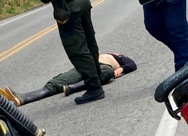 Así fue encontrado el cadáver abaleado de Wilmer Giraldo, alias “Siopas”, en la carretera de Dabeiba. FOTOS CORTESÍA
