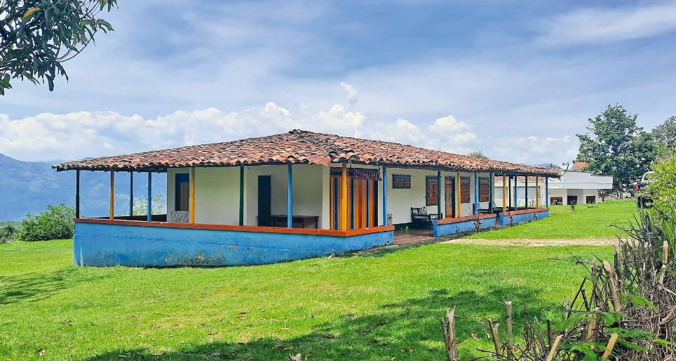Secretario de Hacienda de Medellín y su familia son gamonales en Tarso