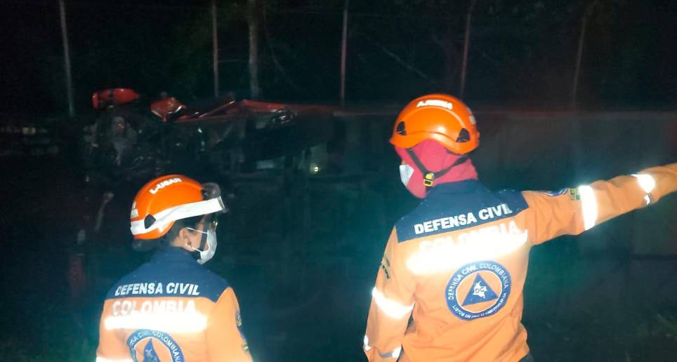 El bus se volcó tras chocar con el carro modelo Kia. FOTO: TOMADA DE TWITTER @DefensaCivilCo