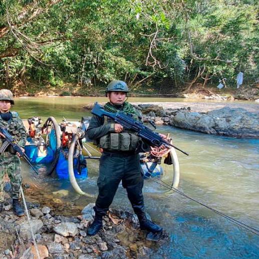 En el operativo también se inmovilizaron dos máquinas excavadoras y se decomisaron 15 motores, 70 dragas y más de 110 motobombas. FOTO: Cortesía.