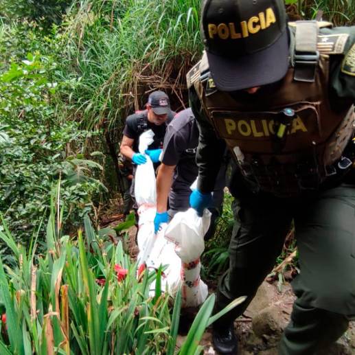 El cuerpo de este hombre se encontraba en una quebrada, a unos cinco metros de la vía más cercana. FOTO: ANDRÉS GARCÍA HERNÁNDEZ