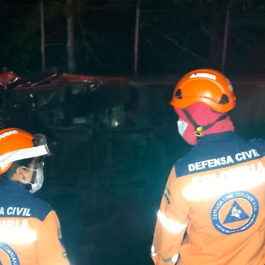 El bus se volcó tras chocar con el carro modelo Kia. FOTO: TOMADA DE TWITTER @DefensaCivilCo