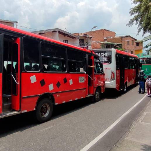Los lesionados se movilizaban en estos tres buses, que impactaron uno tras del otro. FOTO: ANDRÉS GARCÍA HERNÁNDEZ