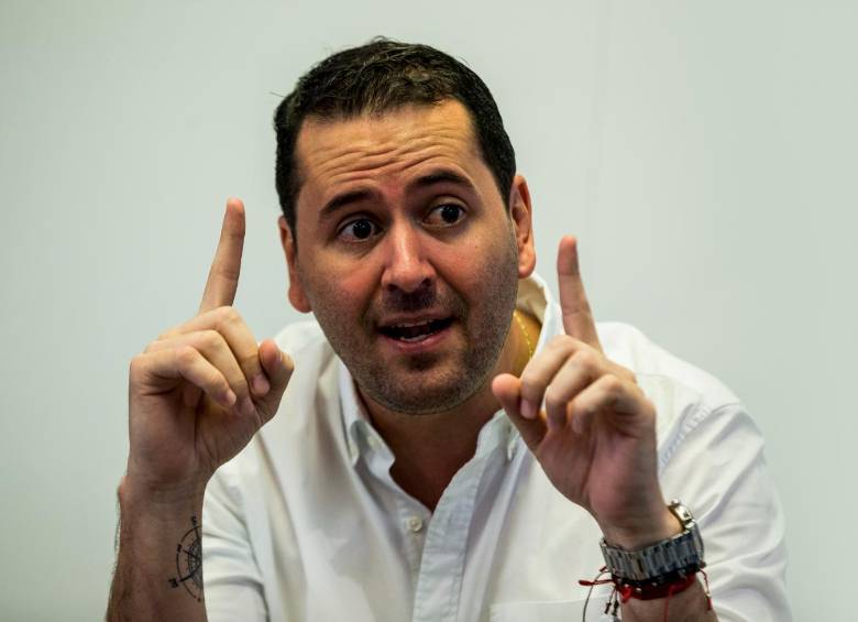 El mandatario de La Estrella explicó en su despacho lo sucedido con el acueducto veredal. FOTO Julio Herrera