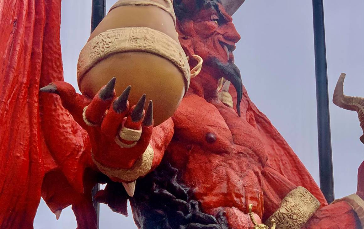 El Diablo siempre lleva un calabazo, como símbolo de las tradiciones indígenas. Foto: Freddy López García.