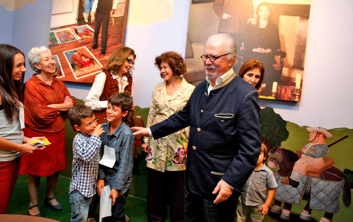 El maestro ha sido muy bien recibido en la ciudad cuando la ha visitado. Niños y adultos agradecen sus donaciones. Foto: Archivo