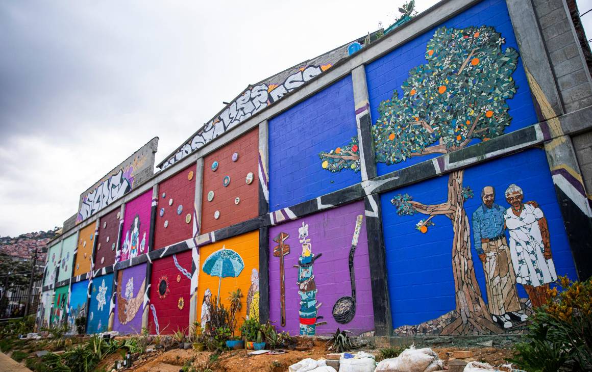El mural lo guió el artista Fredy Serna, y es una construcción colectiva de la comunidad. Foto: Carlos Velásquez.
