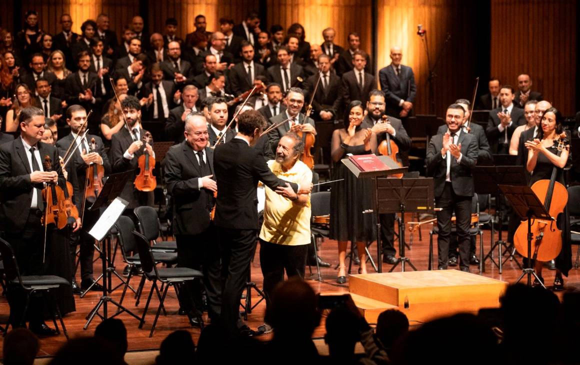 Maestro Alberto Correa entrega la batuta, luego de dirigir Las Bodas de Fígaro. FOTO: Esneyder Gutiérrez