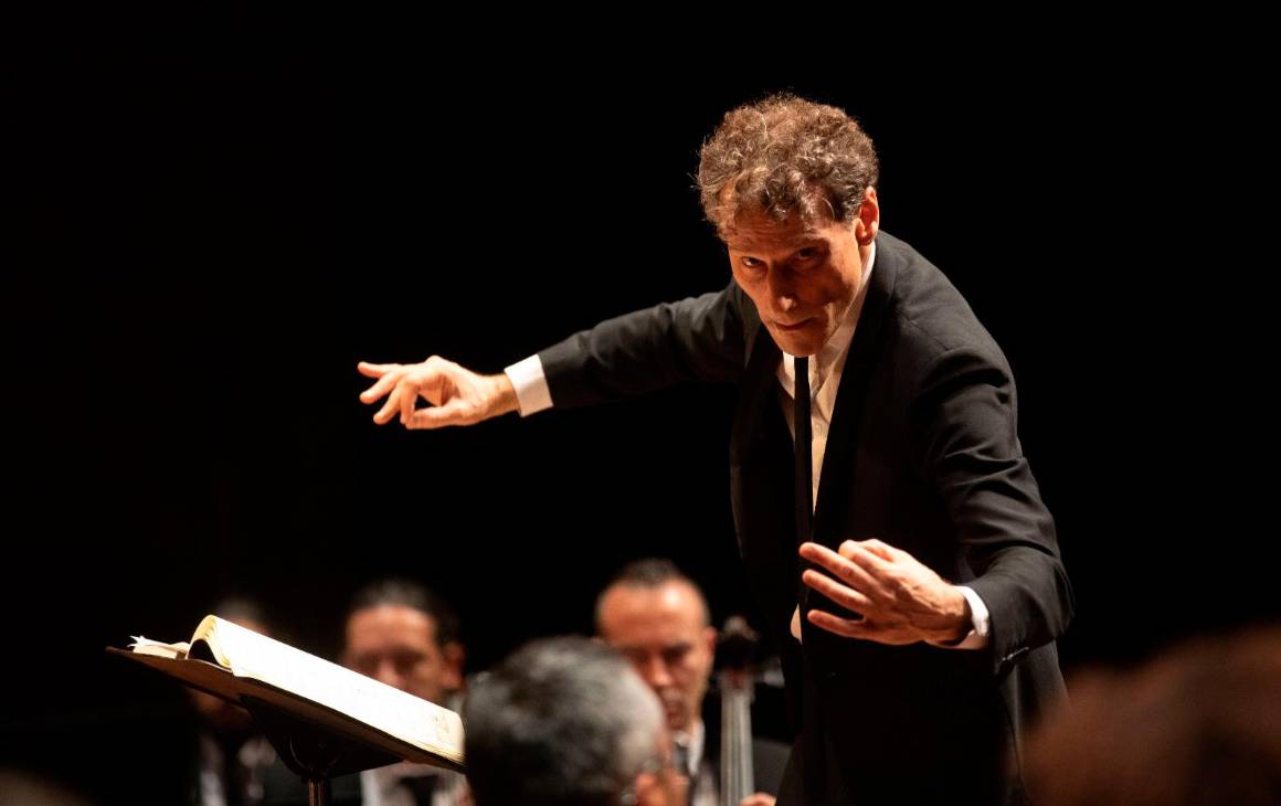 El director titular, Davir Greilsammer, dirige la Sinfonía N°9 de Beethoven. FOTO: Esneyder Gutiérrez