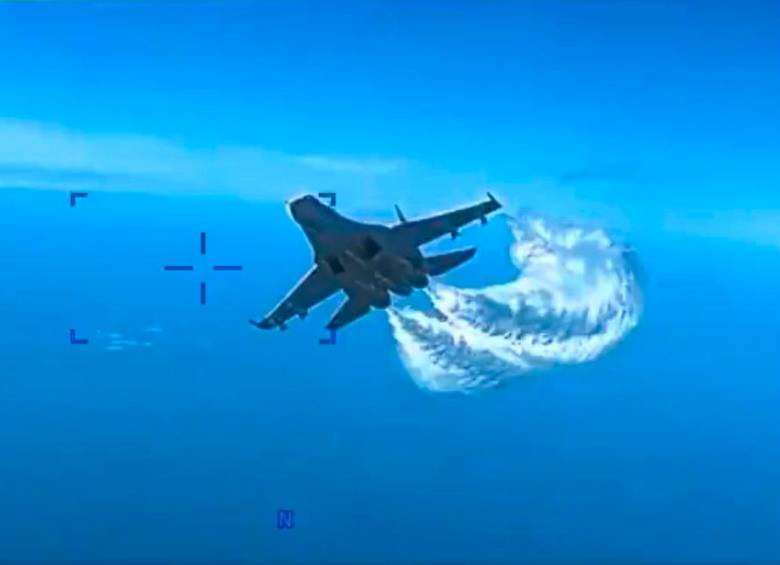 La aeronave rusa golpeó el dron y luego derribó combustible sobre él. FOTO CAPTURA DE PANTALLA 