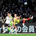 Rafael Santos Borré realizando el movimiento que le permitió marcar de chilena el segundo tanto ante Japón. FOTO CORTESÍA FEDEFUTBOL 
