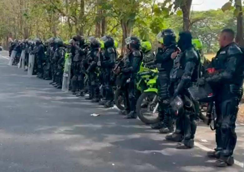 Miembros del Esmad preparándose para retomar el control de las vías bloqueadas. FOTO: Cortesía. 