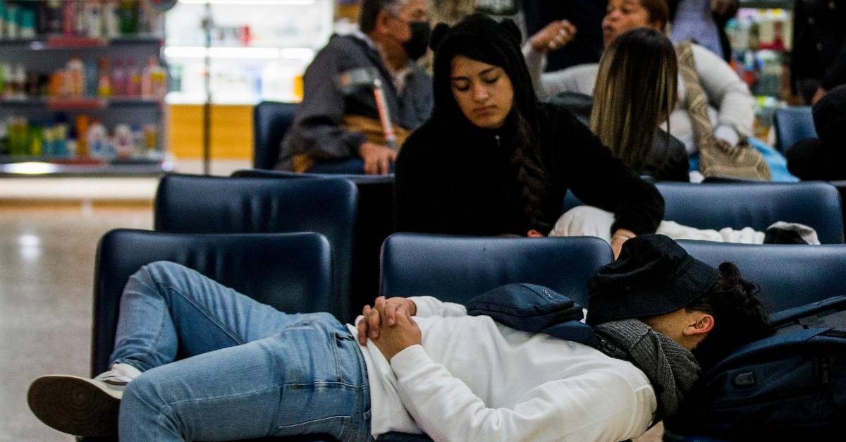 ¿Qué puede hacer si se le retrasa o le cancelan un vuelo?