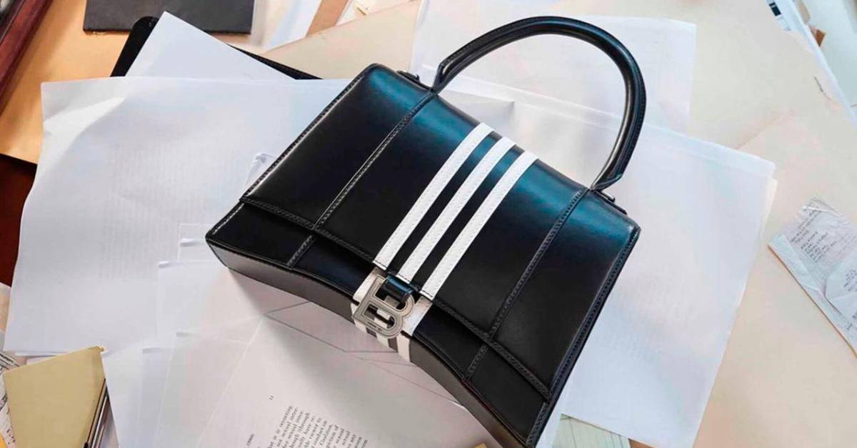 Balenciaga retira campaña de Navidad que relacionó a niños con accesorios  de sadomasoquismo