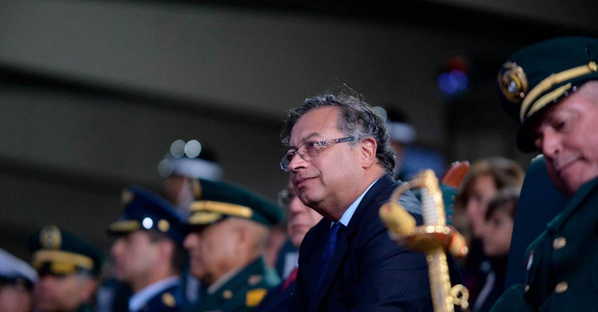 Petro a los militares: “No solo soy su comandante en jefe, sino su hermano decidido a llevarlos a la paz”