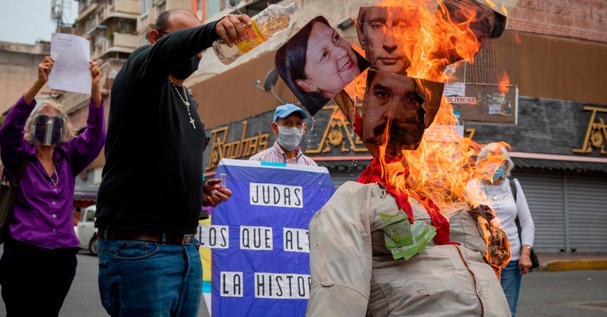 In Caracas they burn figures of Maduro and Putin to recreate the death of Judas