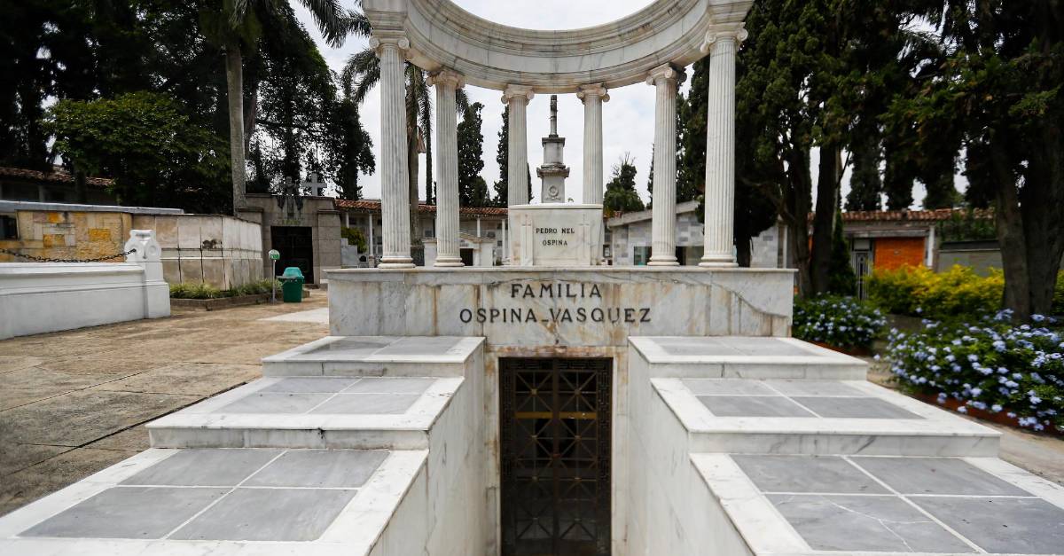 Famosos que están en los cementerios de Medellín
