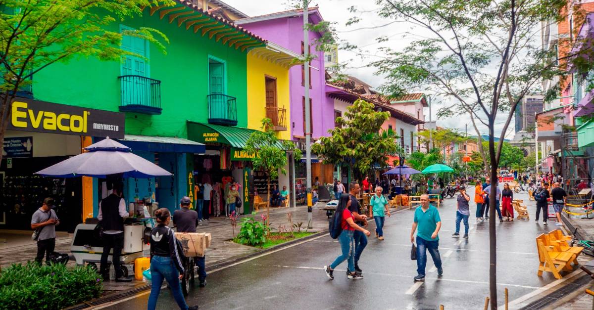 En fotos La Alhambra de calle caótica a colorido paseo peatonal en