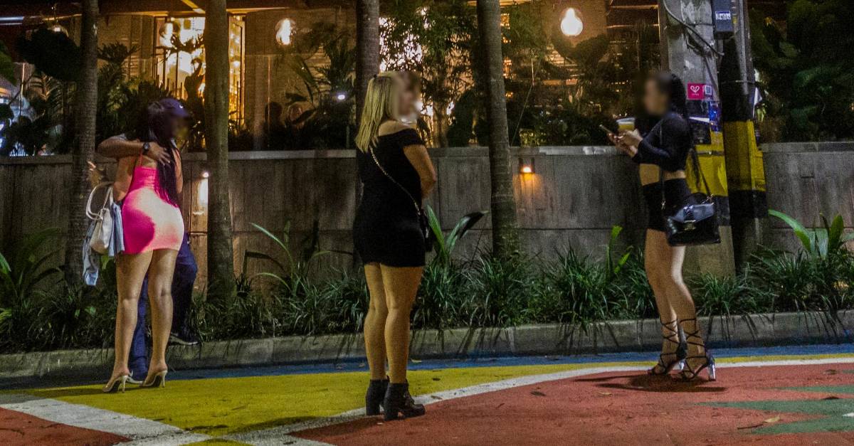 La prostitución se tomó la vida nocturna del parque Lleras