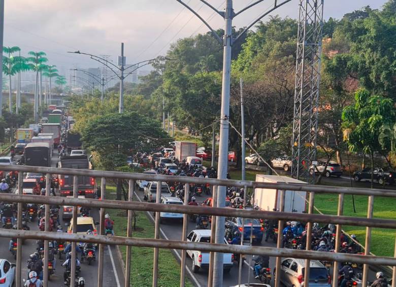 Así lucía la movilidad en la autopista Sur, a la altura de la avenida 33, a las 7:00 de la mañana de este viernes. FOTO: SANTIAGO OLIVARES TOBÓN