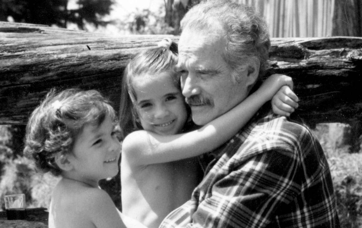 Manuel Mejía con sus hijas Adelaida y Valeria.