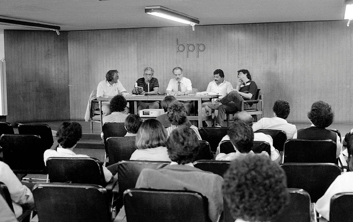 Imagen de reunión del taller de escritores en La Piloto. Foto: Jairo Osorio