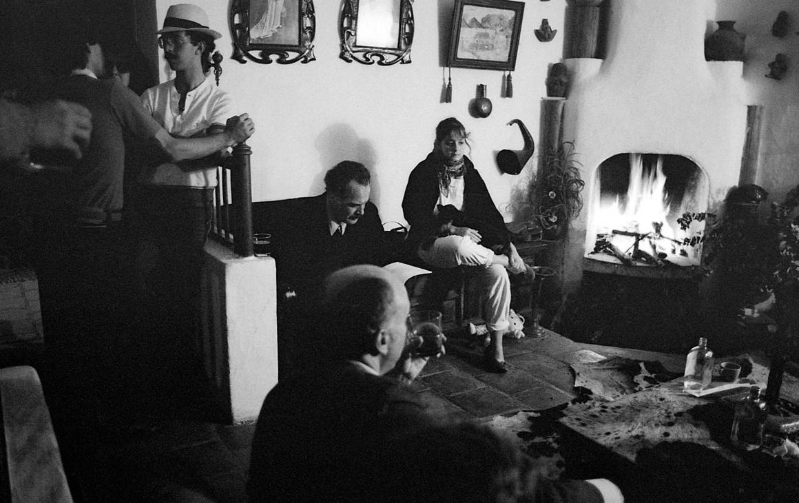 Foto de Jairo Osorio en la que se ve a Manuel en Ziruma con varios de sus amigos. Era muy común que recibiera a sus amigos en la finca. La imagen hará parte del libro iconográfico Manuel revelado.